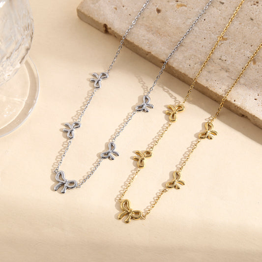 Collier fin à charms cinq nœuds délicats