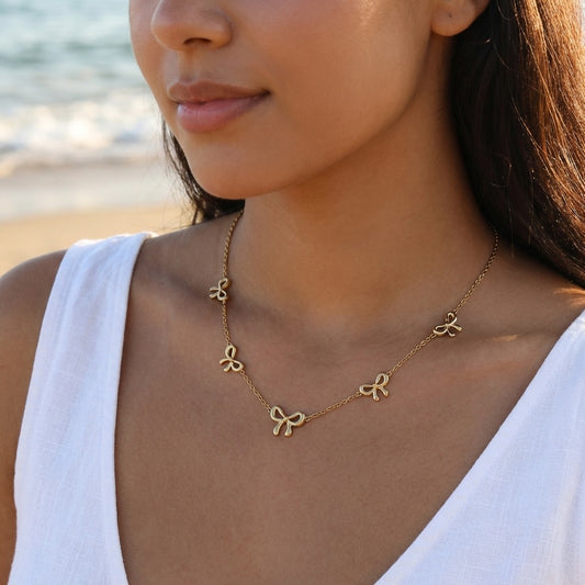 Collier fin à charms cinq nœuds délicats