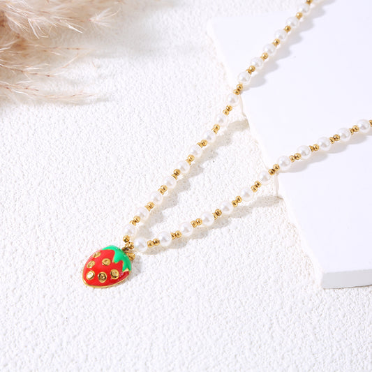 Collier de perles avec pendentif fraise