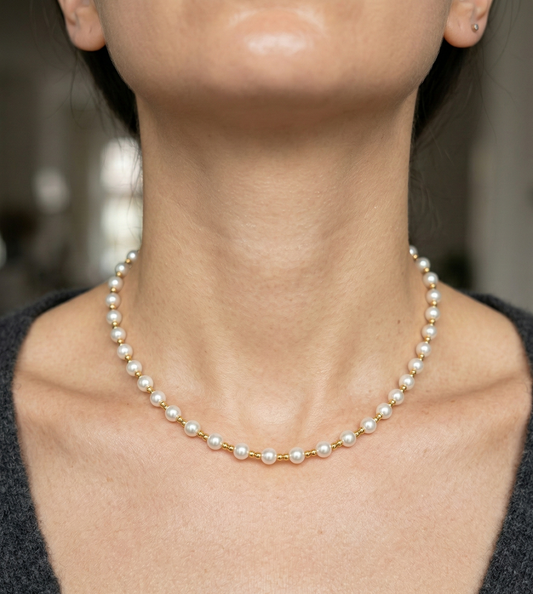 Collier doré orné de perles blanche classique