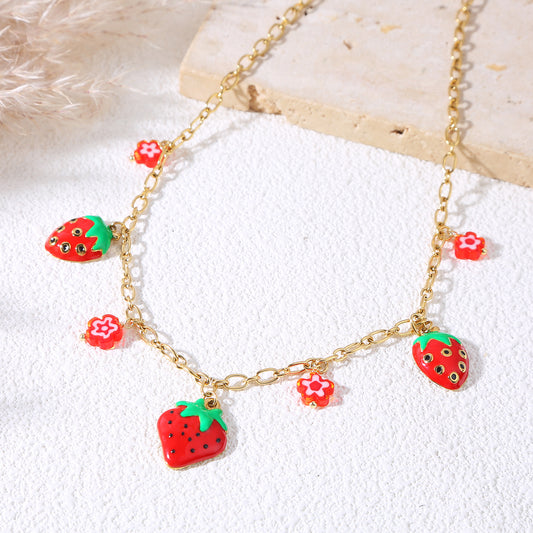 Collier chaîne dorée avec breloques fraises et fleurs
