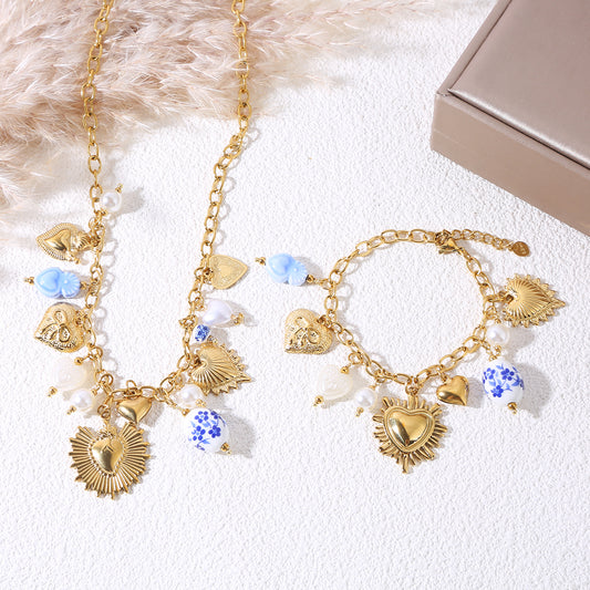 Collier chaîne dorée breloques ex-voto perle en fleurs bleues