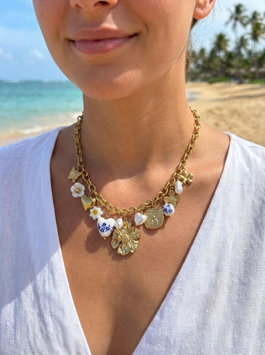 Collier chaîne dorée à pampilles fleuries, breloques cœurs et médaillon gravé