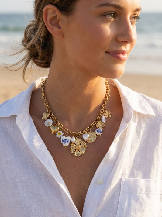 Collier chaîne dorée à pampilles fleuries, breloques cœurs et médaillon gravé