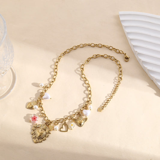 Collier chaîne dorée à pampilles cœurs ex-voto, perles irrégulières et breloques fleuries émaillées