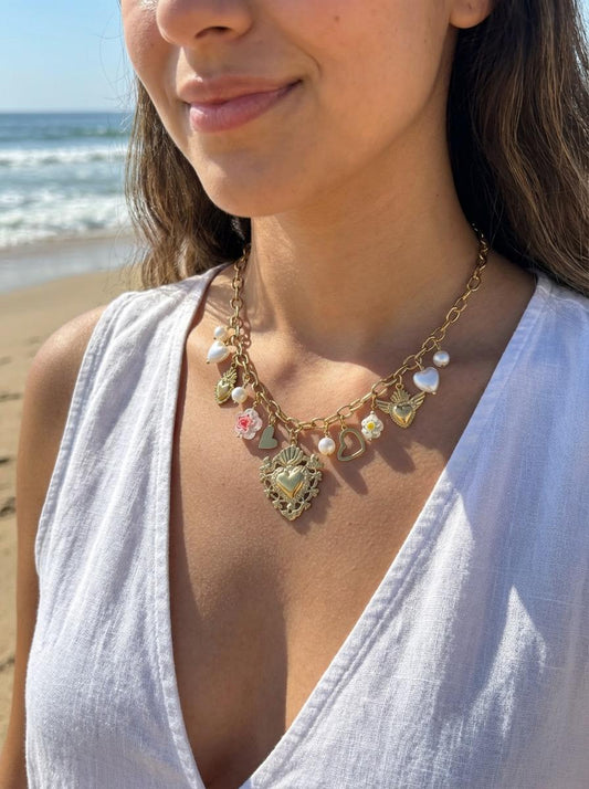Collier chaîne dorée à pampilles cœurs ex-voto, perles irrégulières et breloques fleuries émaillées