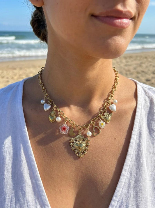 Collier chaîne dorée à pampilles cœurs ex-voto, perles irrégulières et breloques fleuries émaillées