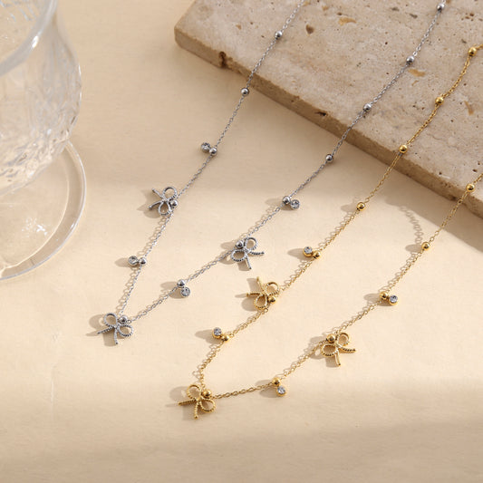 Collier chaîne fine avec des billes orné de nœuds et de strass