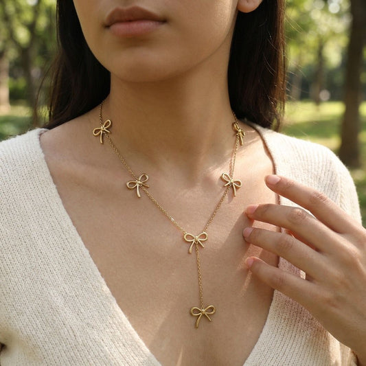 Collier en forme Y orné de six nœuds pavés moyens