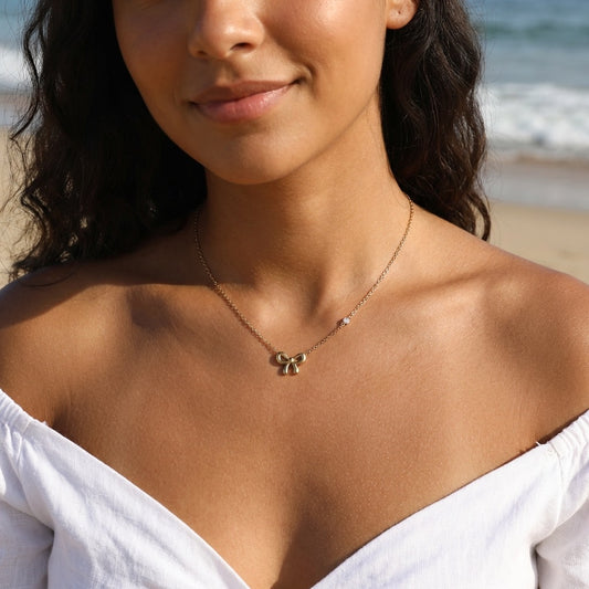 Collier orné d'un petit nœud pavé et d'un strass