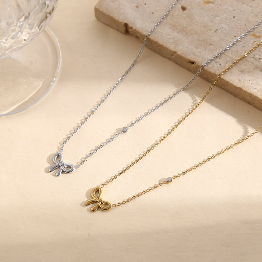 Collier orné d'un petit nœud pavé et d'un strass