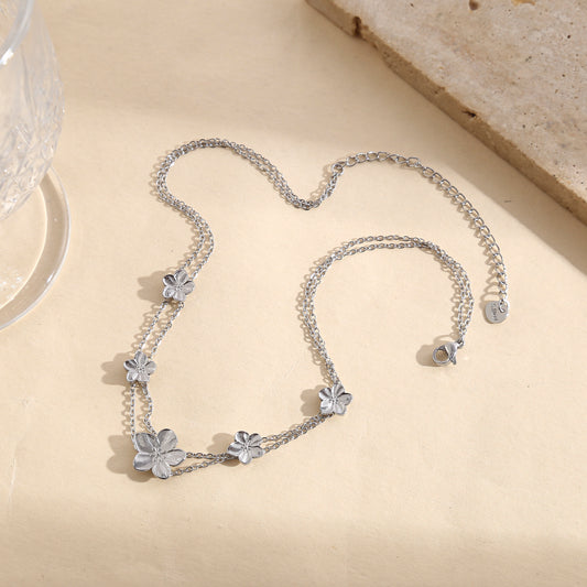 Collier choker argenté double chaîne fine orné de fleurs