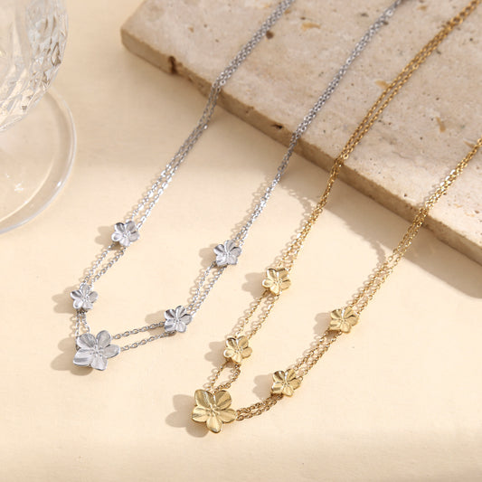 Collier choker argenté double chaîne fine orné de fleurs