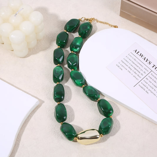 Collier doré résine verte marbrée formes arrondies