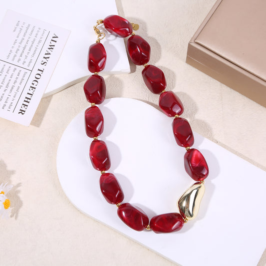 Collier doré résine rouge bordeaux marbrée formes arrondies