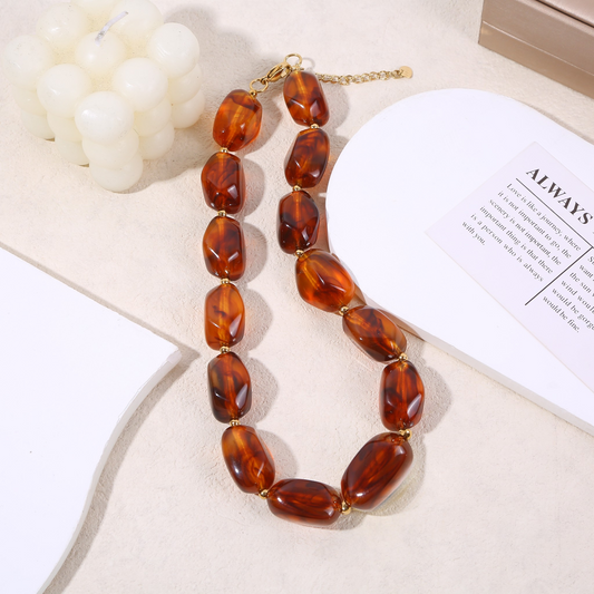 Collier doré résine ambrée translucide marbrée formes arrondies