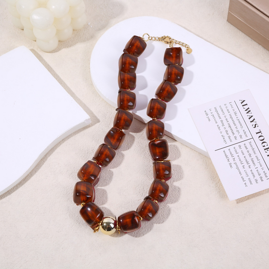 Collier doré résine marron translucide marbrée formes carrés