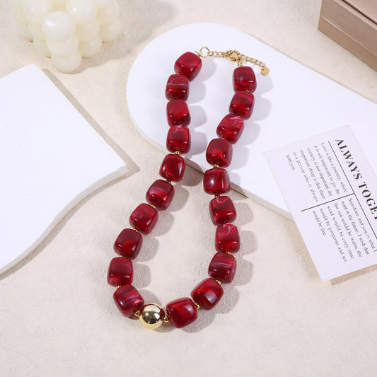 Collier doré résine rouge bordeaux marbrée formes carrés