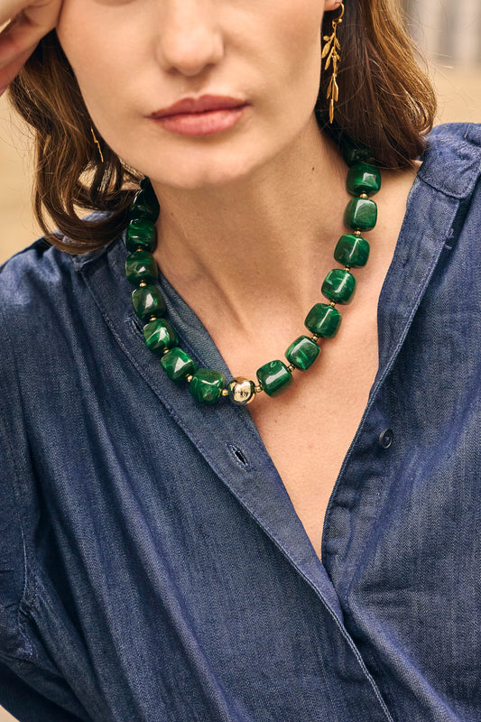 Collier doré résine verte marbrée formes carrés