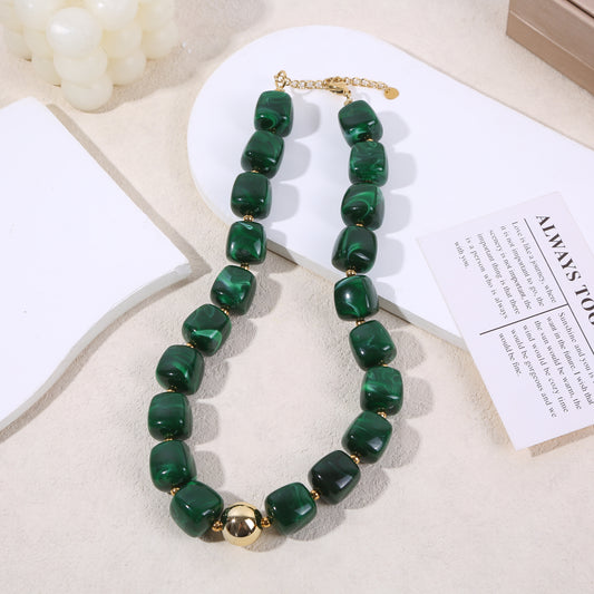 Collier doré résine verte marbrée formes carrés