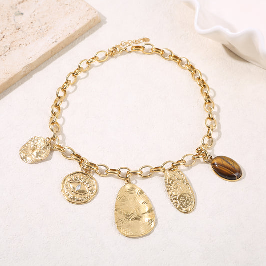 Collier doré larges pendentifs texturés et pierre œil de tigre