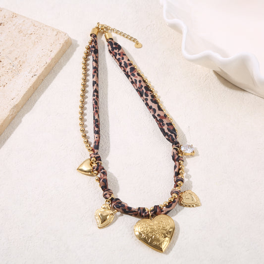Collier billes dorées tissu léopard et charms cœurs grand cœur ouvrant