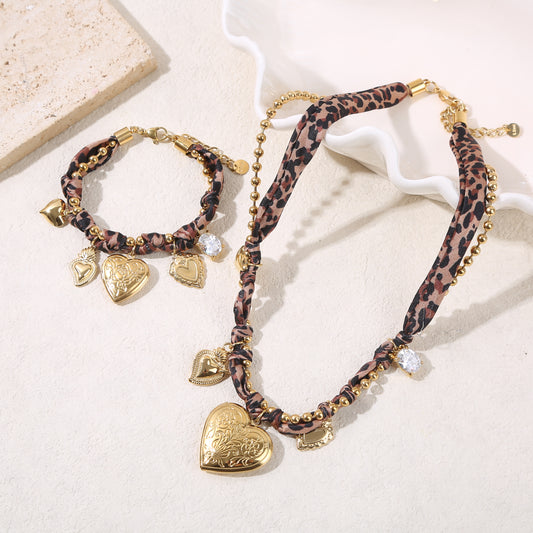 Collier billes dorées tissu léopard et charms cœurs grand cœur ouvrant