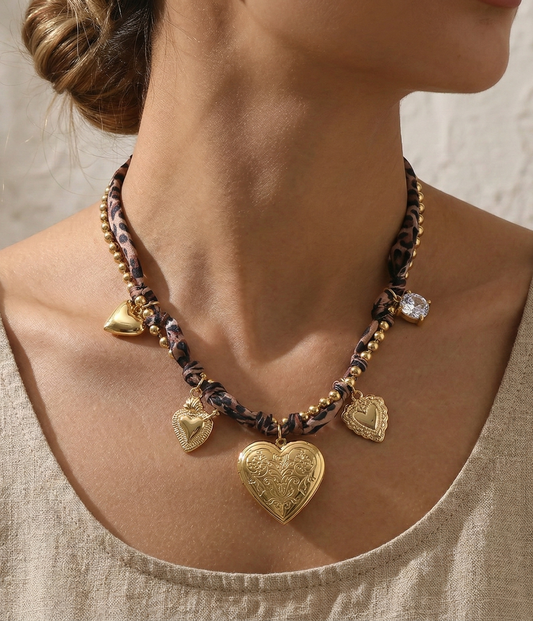 Collier billes dorées tissu léopard et charms cœurs grand cœur ouvrant