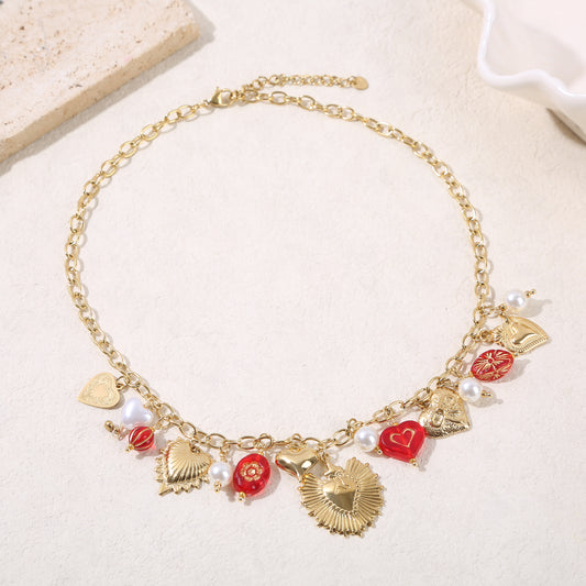 Collier chaîne dorée charms cœurs et résine rouge