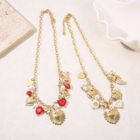 Collier chaîne dorée charms cœurs et résine rouge