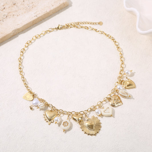 Collier chaîne dorée charms cœurs et résine beige