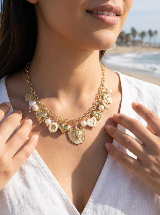 Collier chaîne dorée charms cœurs et résine