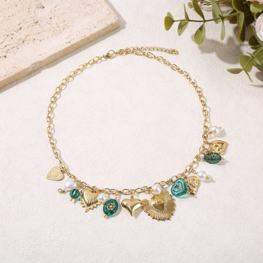 Collier chaîne dorée charms cœurs et résine verte