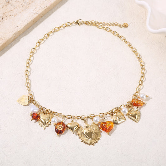 Collier chaîne dorée charms cœurs et résine ambrée
