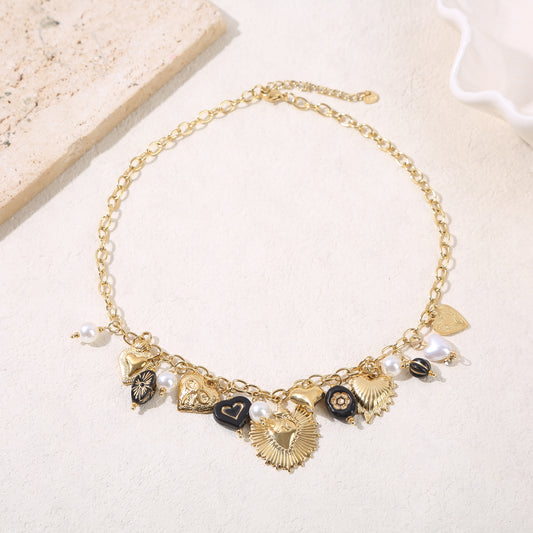 Collier chaîne dorée charms cœurs et résine noir