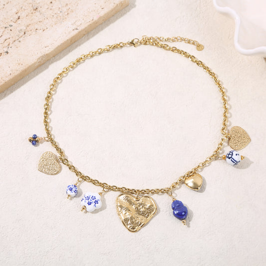 Collier chaîne dorée pendentifs bleus grande plaque cœur martelé