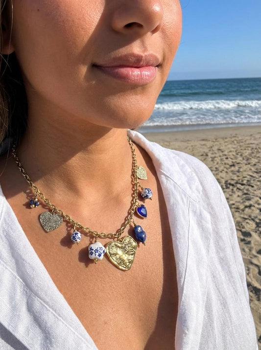 Collier chaîne dorée pendentifs bleus grande plaque cœur martelé