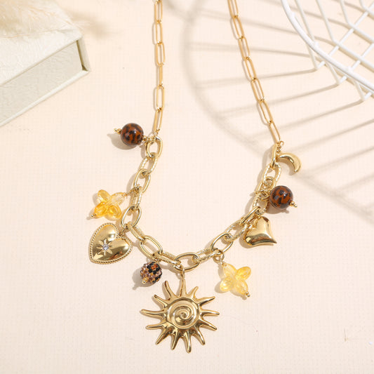 Collier chaîne dorée billes léopard breloques résine et soleil large