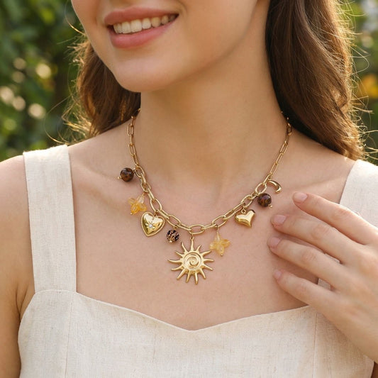 Collier chaîne dorée billes léopard breloques résine et soleil large