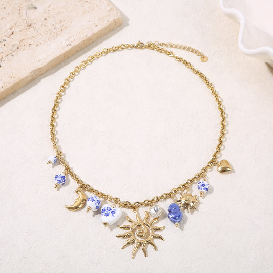 Collier chaîne dorée charms bleus et grand soleil
