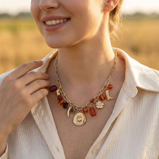 Collier chaîne dorée breloques pendentifs cowboy et résine ambrée