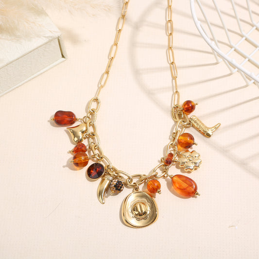Collier chaîne dorée breloques pendentifs cowboy et résine ambrée