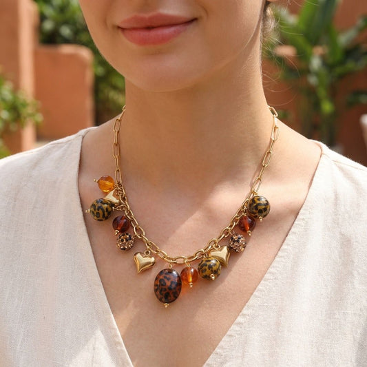 Collier chaîne dorée breloques boules de léopard résine