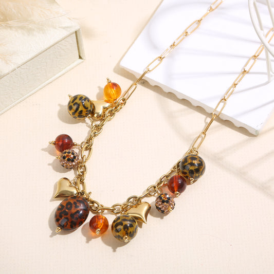 Collier chaîne dorée breloques boules de léopard résine