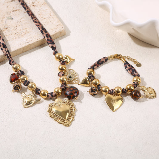 Collier billes large dorées orné tissu léopard et charms et grand coeur