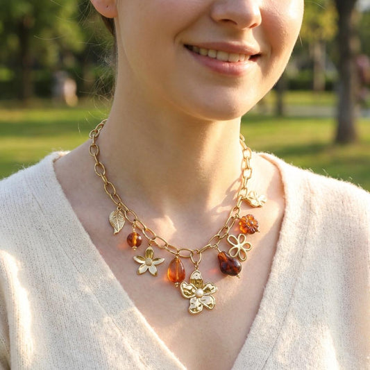 Collier chaîne dorée avec breloques résines ambrées et grande fleur