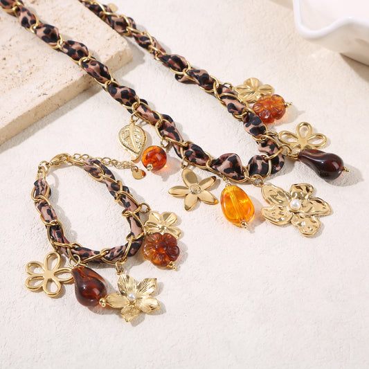 Collier chaîne dorée ornée tissu léopard résine ambrée et grande fleur