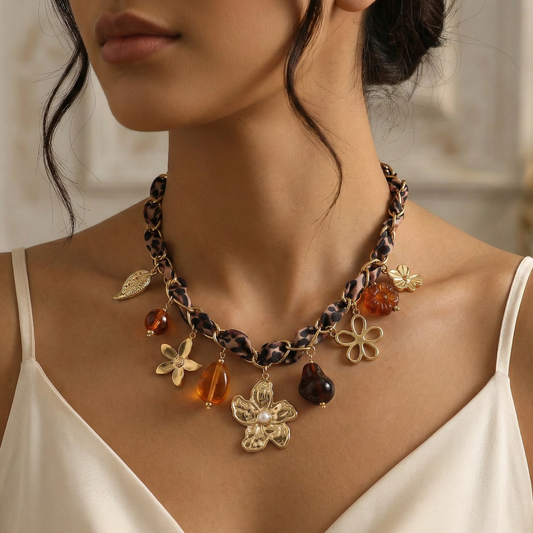 Collier chaîne dorée ornée tissu léopard résine ambrée et grande fleur