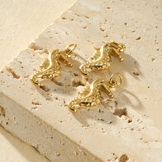 Lot de 3 pendentifs dorés hippocampe