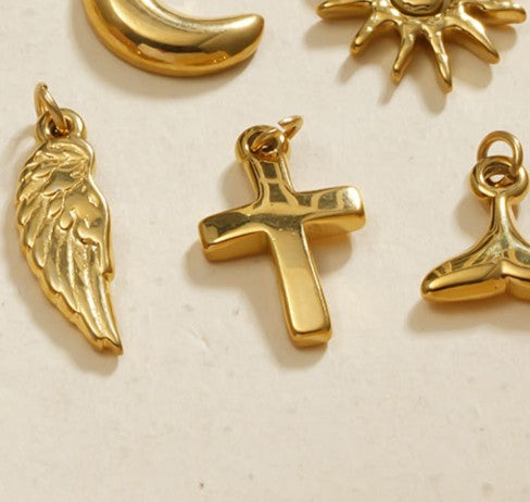 Lot de 3 pendentifs croix dorées